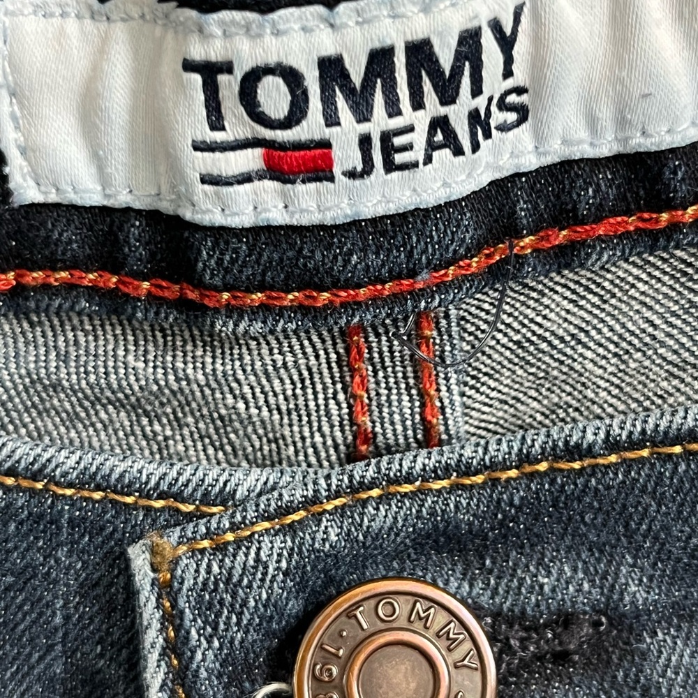 TOMMY JEANS by Tommy Hilfiger